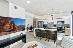 2bd/2ba Best style and location/Pool+spa/gym/pkg!