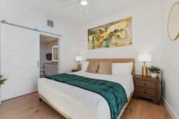 Amazing Deluxe 2BR Pool/Gym/Htub