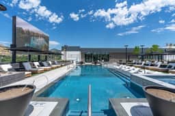 Amazing Deluxe 2BR Pool/Gym/Htub