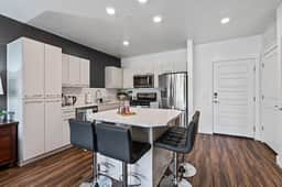 Beautiful, Opulent Central City 1BD1BA- Amenities!