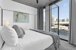 Best Amenities Pool/Htub/Gym/Pking Downtown Views!