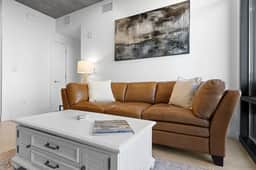 Best Amenities Pool/Htub/Gym/Pking Downtown Views!