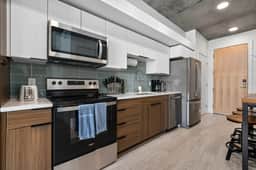 Best Amenities Pool/Htub/Gym/Pking Downtown Views!