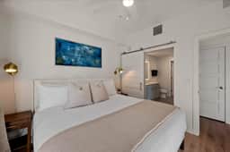 BEST-Amenities |King bd| Pool| Hottub| Gym|Pking|Bowl