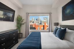 Convention Ctr - Stylish 2BD/2BA w/Pool/Gym/Htub