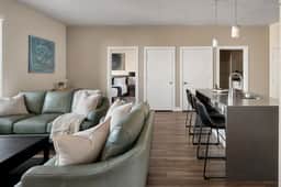 Convention Ctr - Stylish 2BD/2BA w/Pool/Gym/Htub