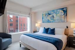 Convention Ctr Style-2BR Pool/HotTub/Gym/Theatre