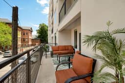 Deluxe 1BR 1BA Pool, Gym, Htub, Pkg