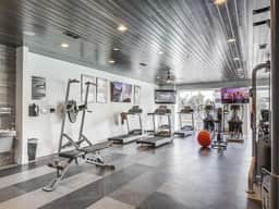 Deluxe 1BR 1BA Pool, Gym, Htub, Pkg