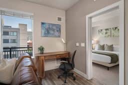 Deluxe 2BR Convention Center Gym, Pool, Htub, Pkg