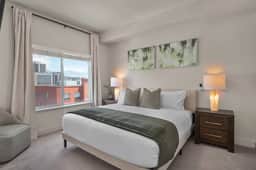Deluxe 2BR Convention Center Gym, Pool, Htub, Pkg