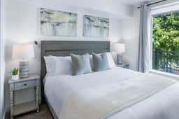 Deluxe Central 1BR 1BA Pool/Hot Tub/Gym/Parking