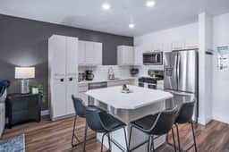 Deluxe Central 1BR 1BA Pool/Hot Tub/Gym/Parking