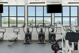 Deluxe Designer 1BR Gym/Pool/HTub