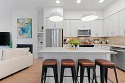 Downtown Lux Townhouse 3Bd/4Ba 2 King Bed, Garage