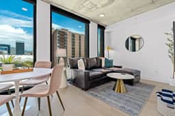 Downtown views! Amazing pool/gym/hottub Luxury apt