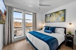 Grand 1BR Views/Pool/Gym/HTub