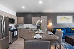 Luxury Apt. 6th floor- King Bed Gym Prkg Pool NEW