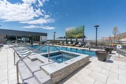 Luxury Downtown 1BR 1BA - Pool/Gym/Pkg/Bowls+More!