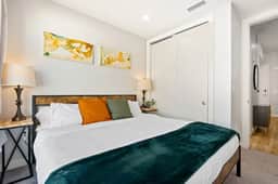 Modern dntwn apt- prime location