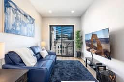 Modern dntwn apt- prime location