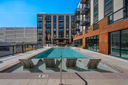 Pool! Hot tub+Sauna+Parking+Gym 1 KG/1BA- DWTN!