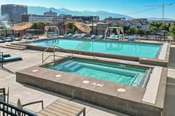 Stylish Studio N/Convention Ctr - Pool, HTub+More!