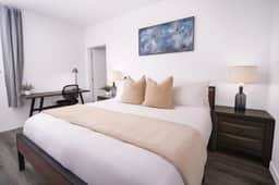Sugarhouse! Mtn Views!|TopFloor|King|Parking|Gym