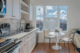 Top floor Deluxe 1BR Pool/Gym/Htub/Bowling More