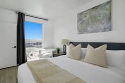 Elevated Stay! Top floor! Kg bed|Pool|Hot Tub|Gym|Parking