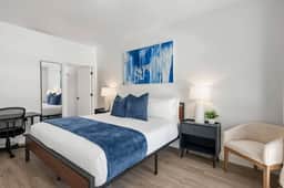 Pool|Spa|Sauna|Free Parking|Gym| King bed/1 Bath