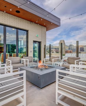Rooftop Pool & 360° Views