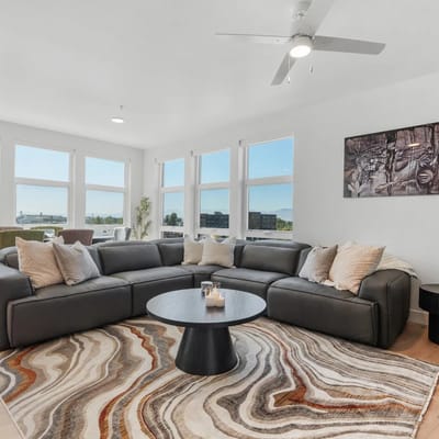 Amazing Deluxe 2BR Pool/Gym/Htub