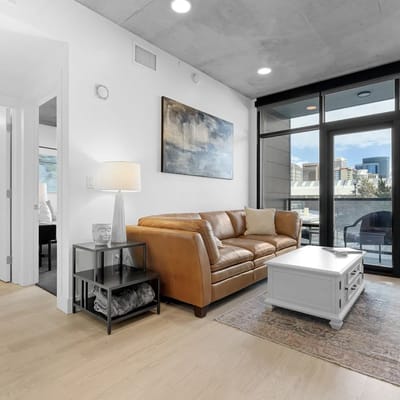 Best Amenities Pool/Htub/Gym/Pking Downtown Views!