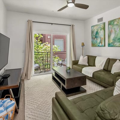 Central City Luxury-2BR/2BA Pool/Htub/Gym/Parking