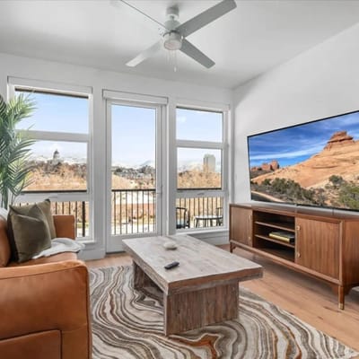 Grand 1BR Views/Pool/Gym/HTub