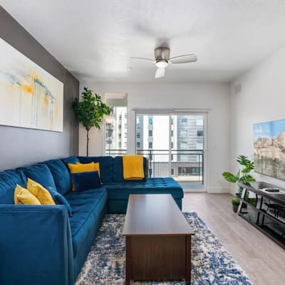 Luxury Apt. 6th floor- King Bed Gym Prkg Pool NEW