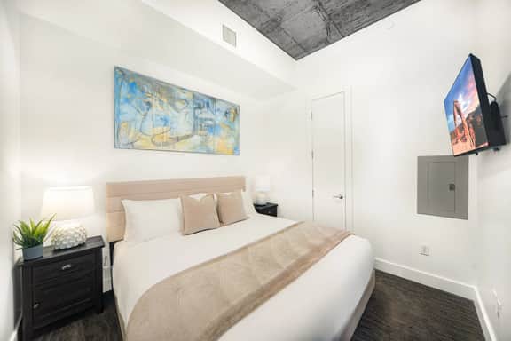 10th flr Beauty! Hot tub/Pking/Pool/Views!/Kg bed!
