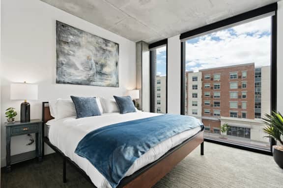 2bd/2ba Best style and location/Pool+spa/gym/pkg!