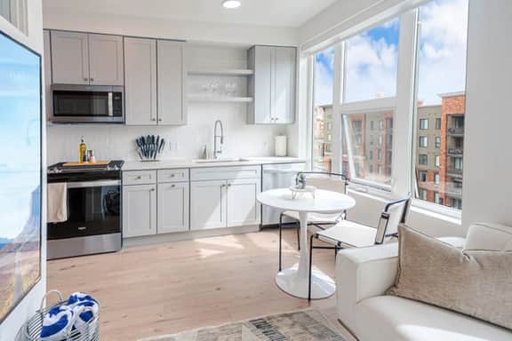 6th fl + Amenities! Parking| Pool|HotTub|Gym|Bowl!