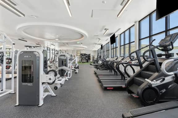 6th fl + Amenities! Parking| Pool|HotTub|Gym|Bowl!