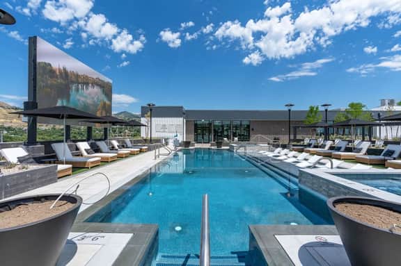 Amazing Deluxe 2BR Pool/Gym/Htub
