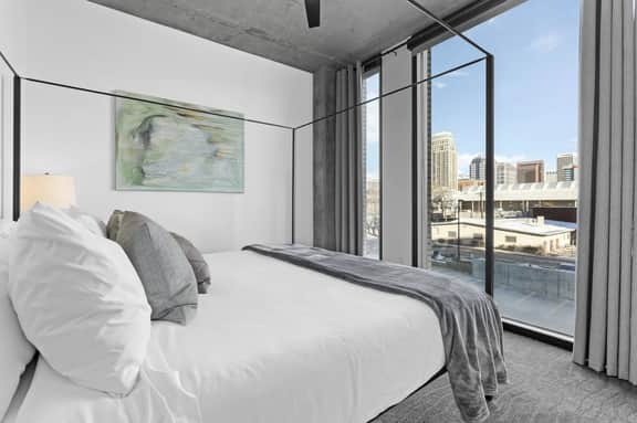 Best Amenities Pool/Htub/Gym/Pking Downtown Views!
