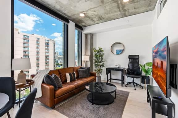 Best views! Lux 9th fl/Gym/Pking/Pool/Htub/King BD