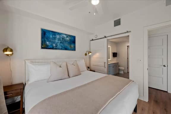 BEST-Amenities |King bd| Pool| Hottub| Gym|Pking|Bowl