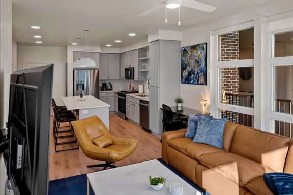 BEST-Amenities |King bd| Pool| Hottub| Gym|Pking|Bowl