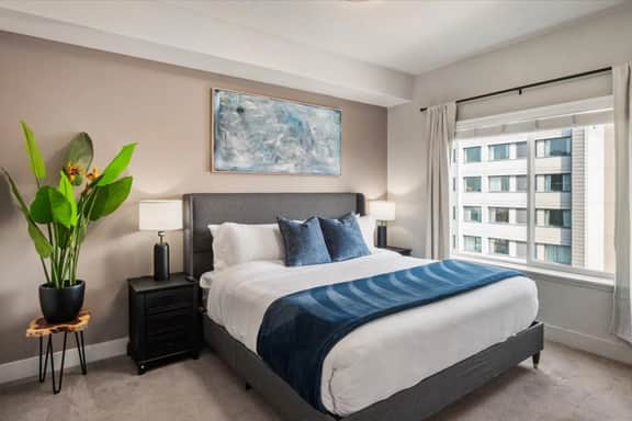 Boutique 1BR nr Convention Ctr Pool/Htub/Gym
