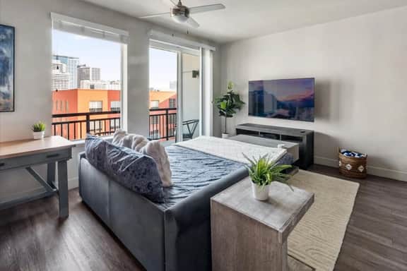 Boutique 1BR nr Convention Ctr Pool/Htub/Gym