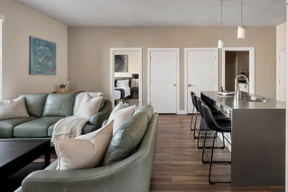 Convention Ctr - Stylish 2BD/2BA w/Pool/Gym/Htub