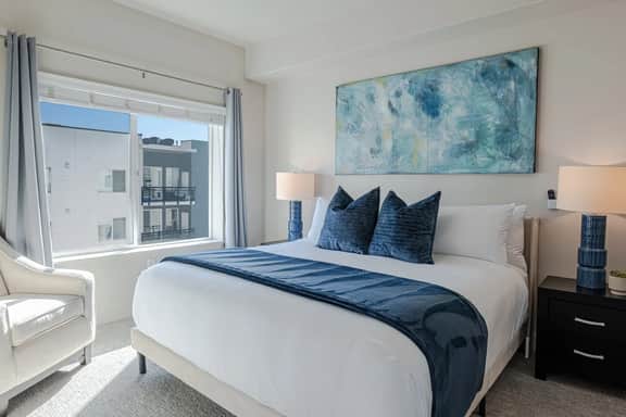 Convention Ctr 2BR/2BA Luxury Apartment Pool, HTub, Theatre